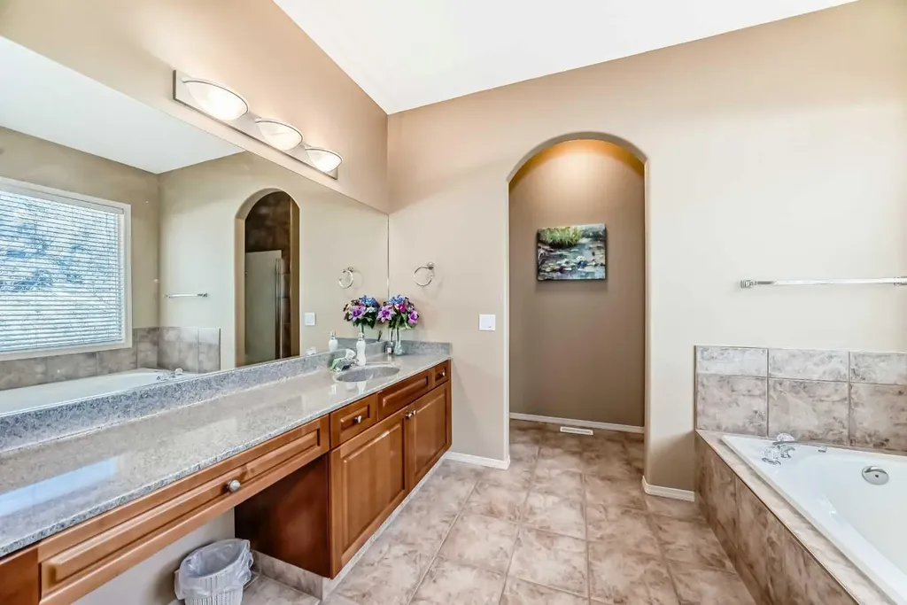 92 Hamptons Drive NW Calgary AB T3A 5P7