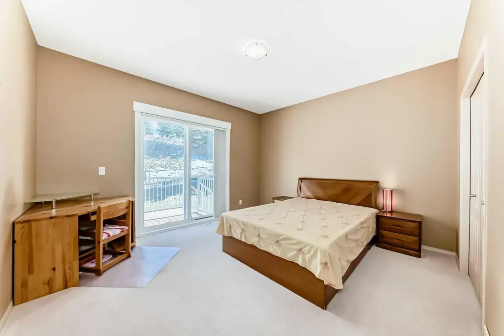92 Hamptons Drive NW Calgary AB T3A 5P7