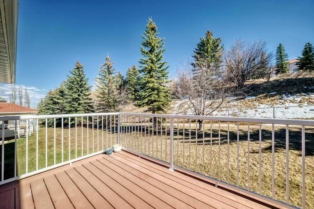 92 Hamptons Drive NW Calgary AB T3A 5P7