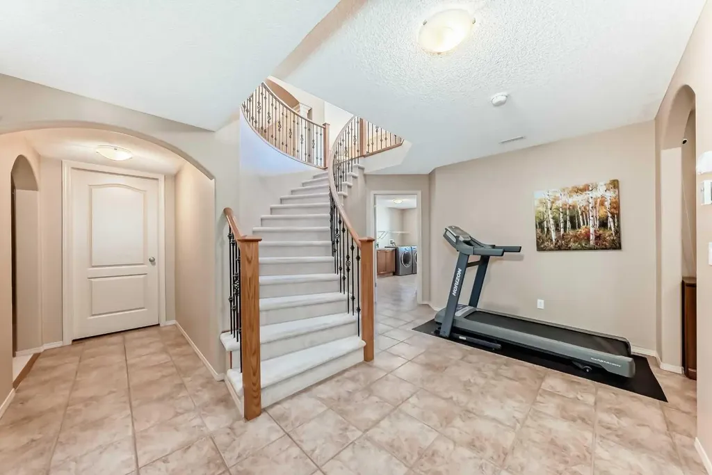 92 Hamptons Drive NW Calgary AB T3A 5P7