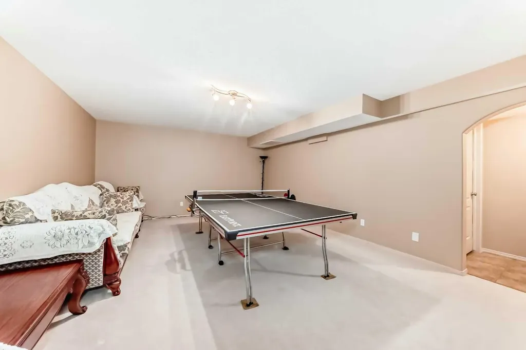 92 Hamptons Drive NW Calgary AB T3A 5P7