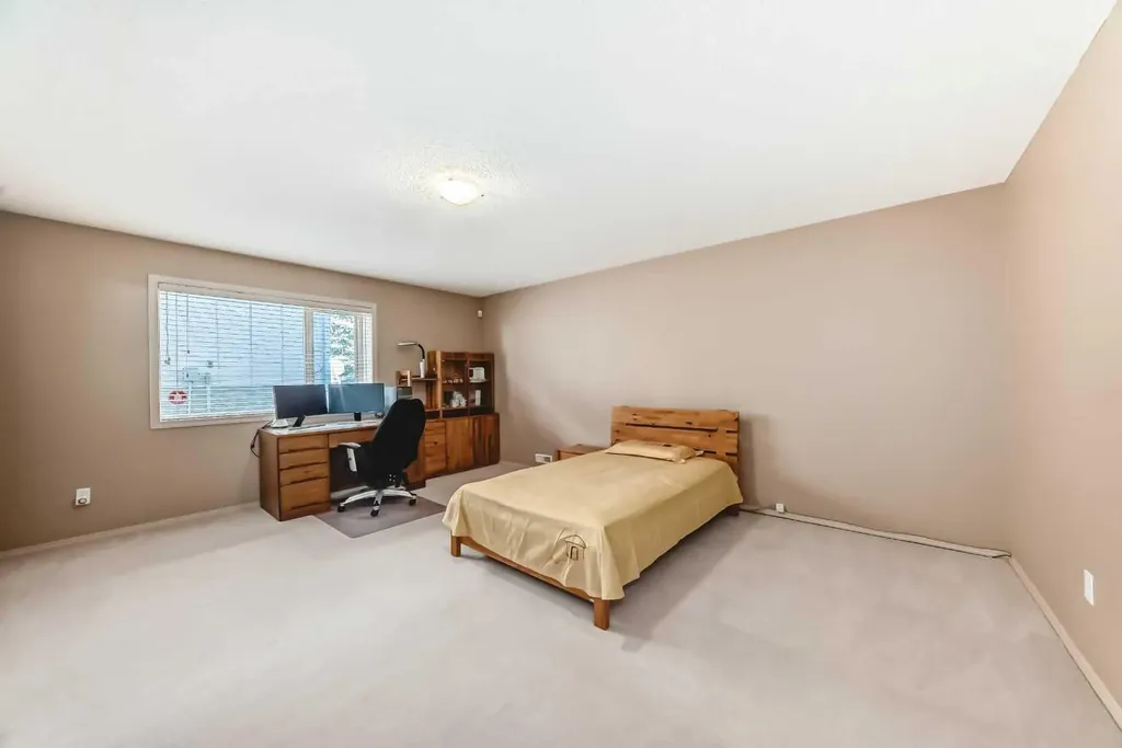 92 Hamptons Drive NW Calgary AB T3A 5P7