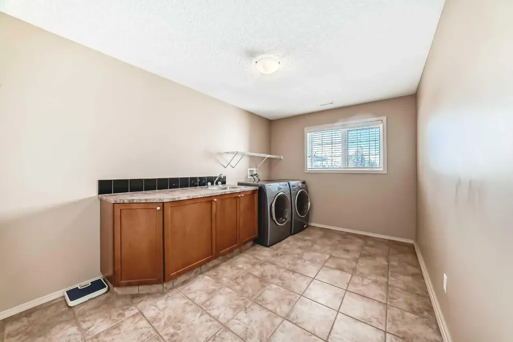 92 Hamptons Drive NW Calgary AB T3A 5P7