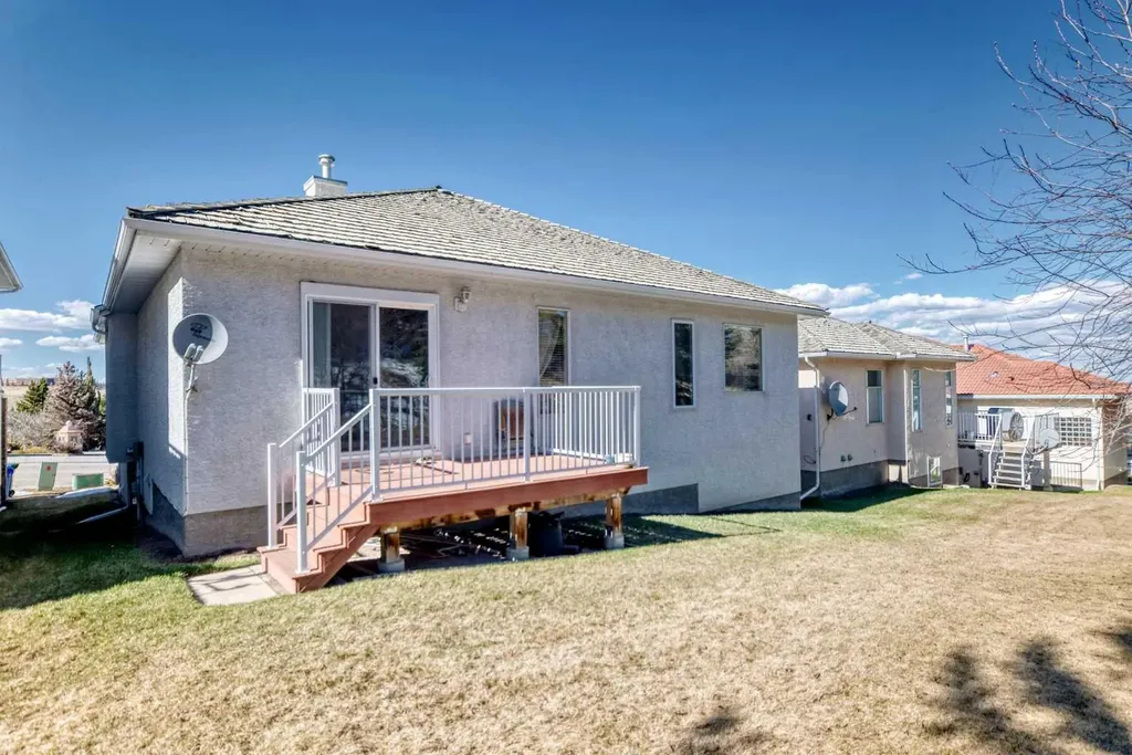92 Hamptons Drive NW Calgary AB T3A 5P7