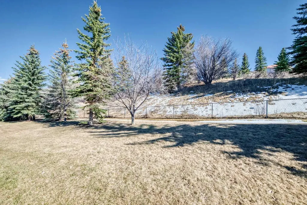 92 Hamptons Drive NW Calgary AB T3A 5P7