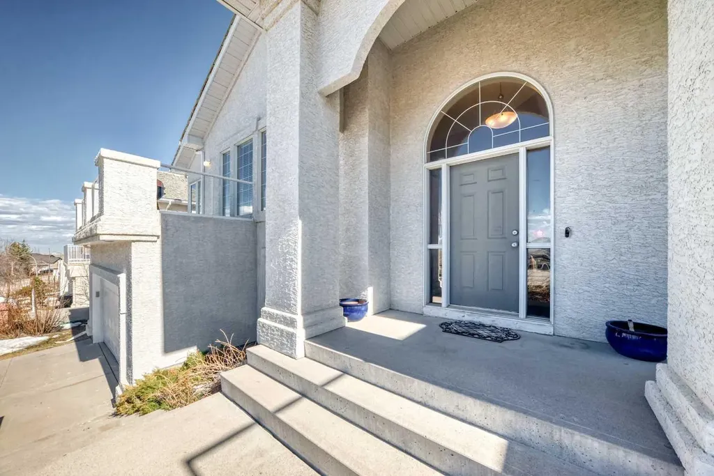92 Hamptons Drive NW Calgary AB T3A 5P7