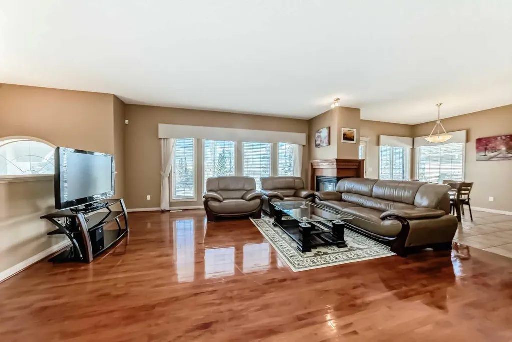 92 Hamptons Drive NW Calgary AB T3A 5P7