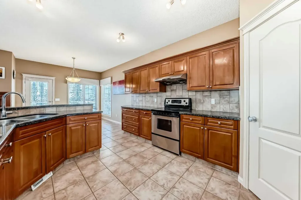92 Hamptons Drive NW Calgary AB T3A 5P7
