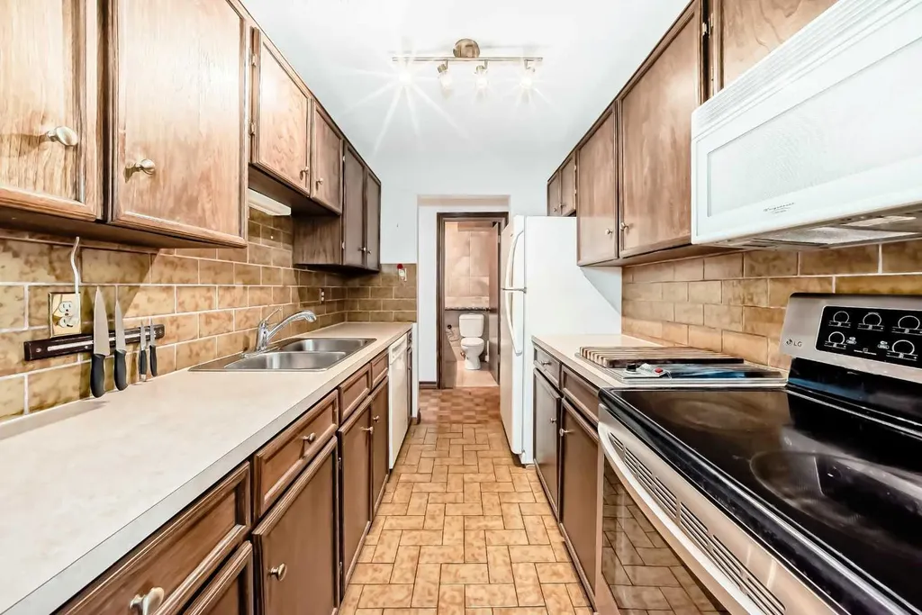 512 Cedar Crescent SW Calgary AB T3C 2Y8