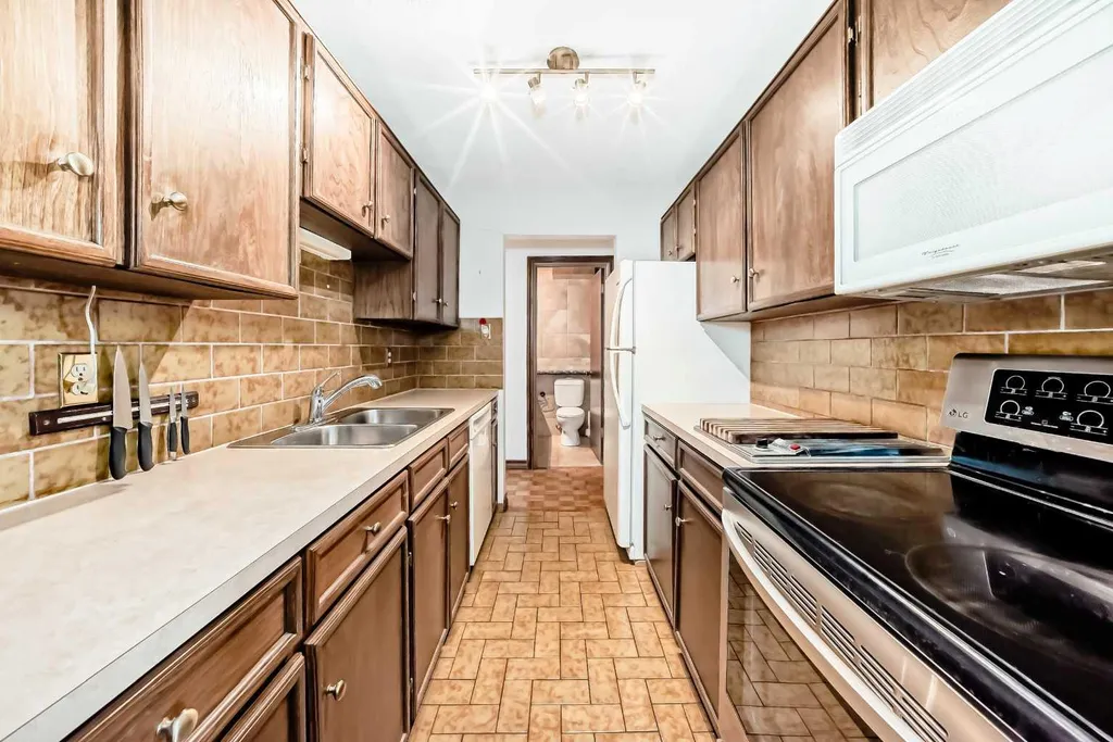 512 Cedar Crescent SW Calgary AB T3C 2Y8