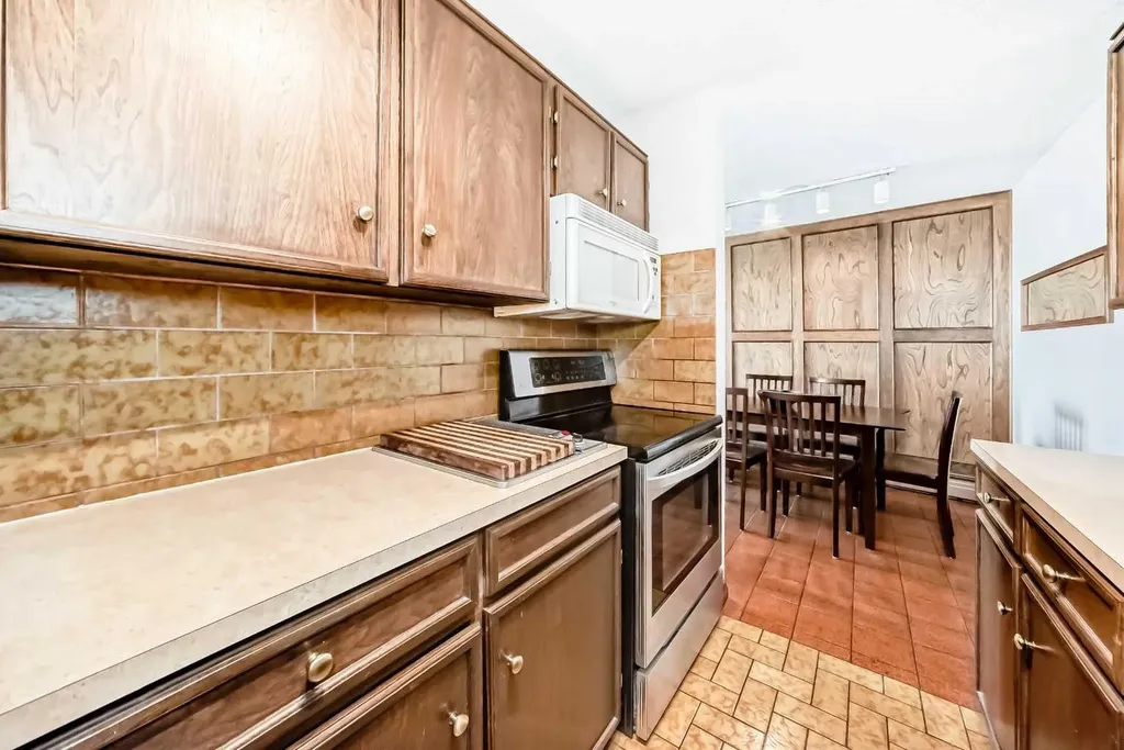 512 Cedar Crescent SW Calgary AB T3C 2Y8