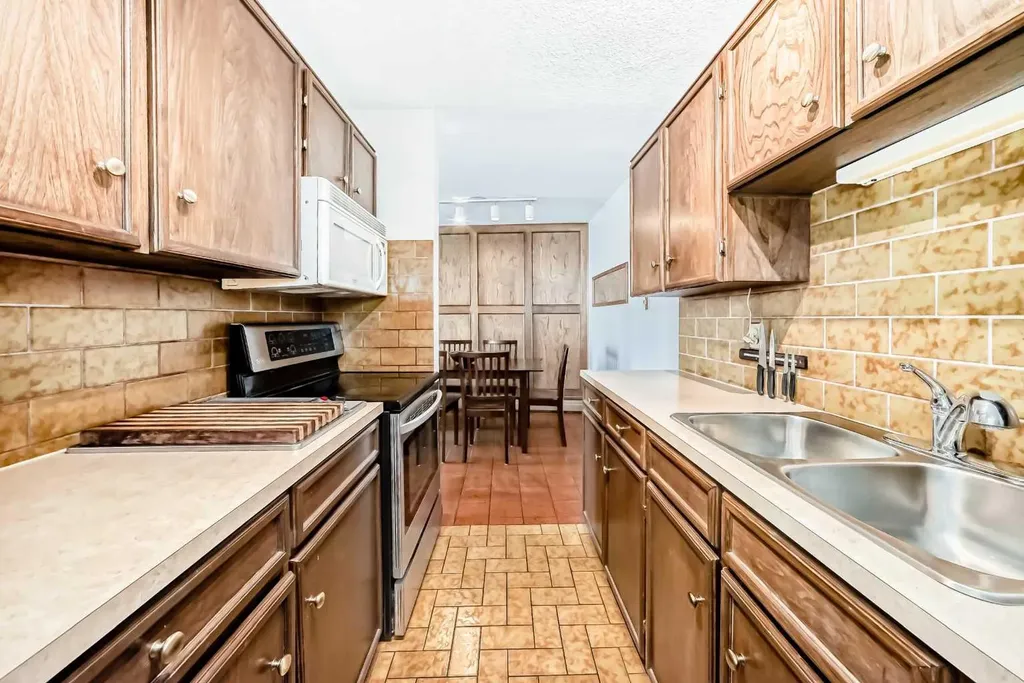 512 Cedar Crescent SW Calgary AB T3C 2Y8