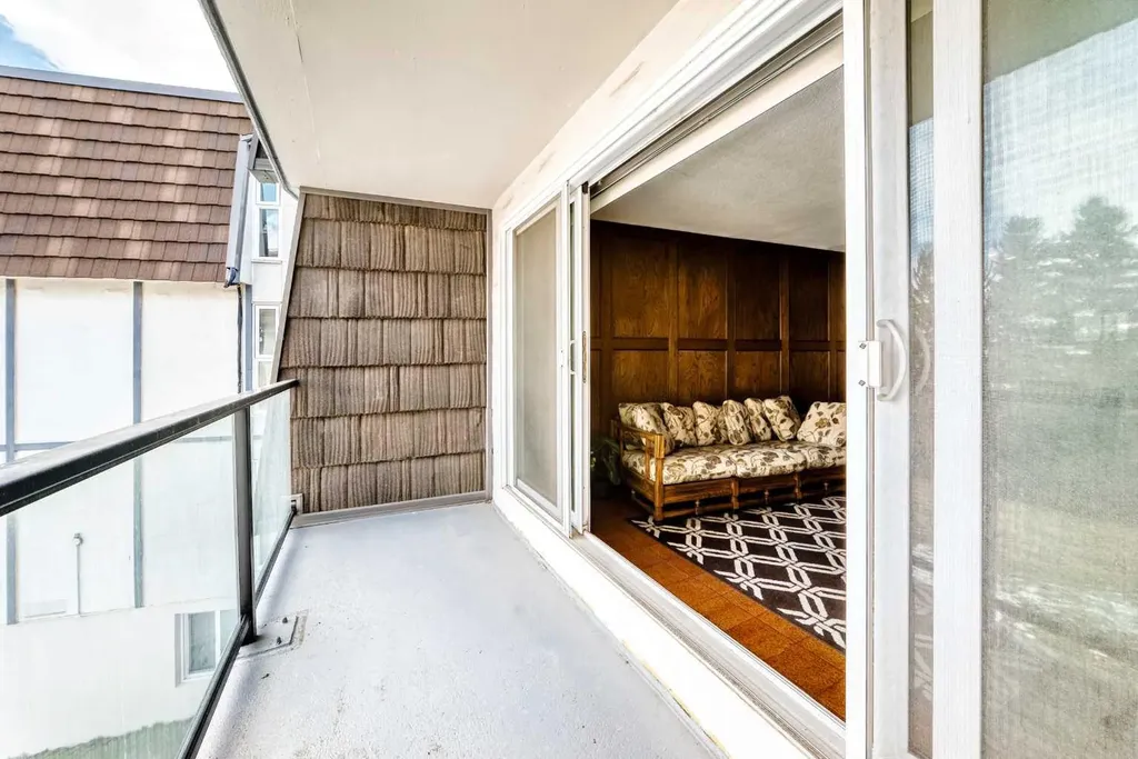512 Cedar Crescent SW Calgary AB T3C 2Y8