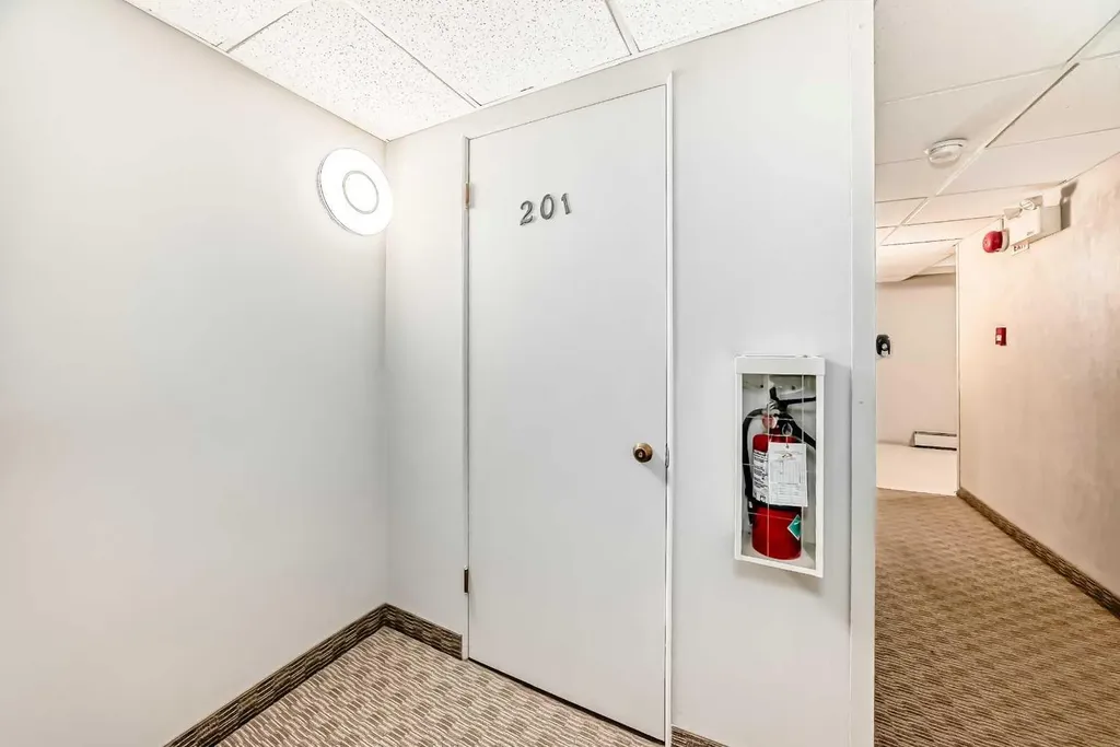 512 Cedar Crescent SW Calgary AB T3C 2Y8