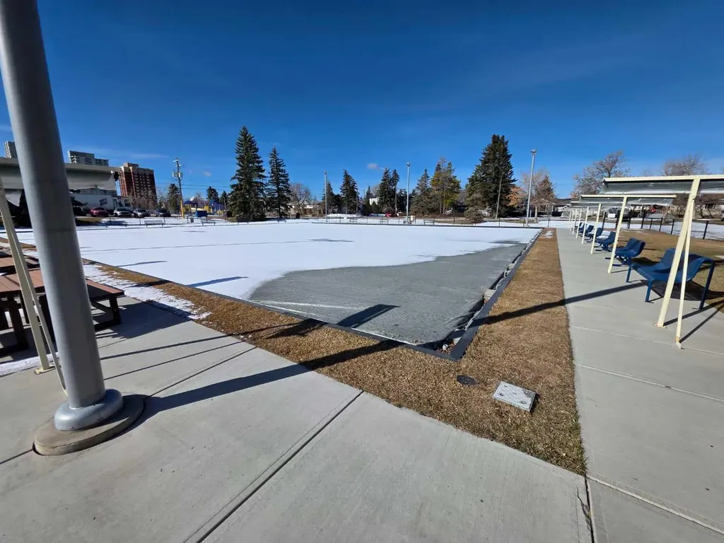 512 Cedar Crescent SW Calgary AB T3C 2Y8