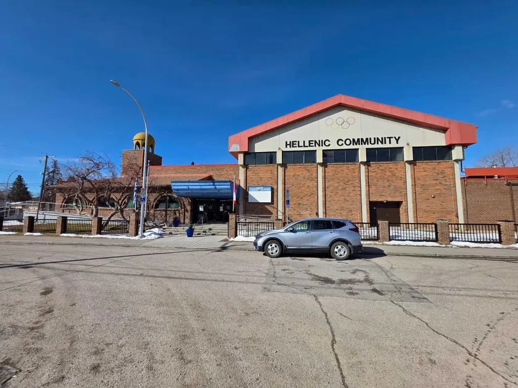 512 Cedar Crescent SW Calgary AB T3C 2Y8