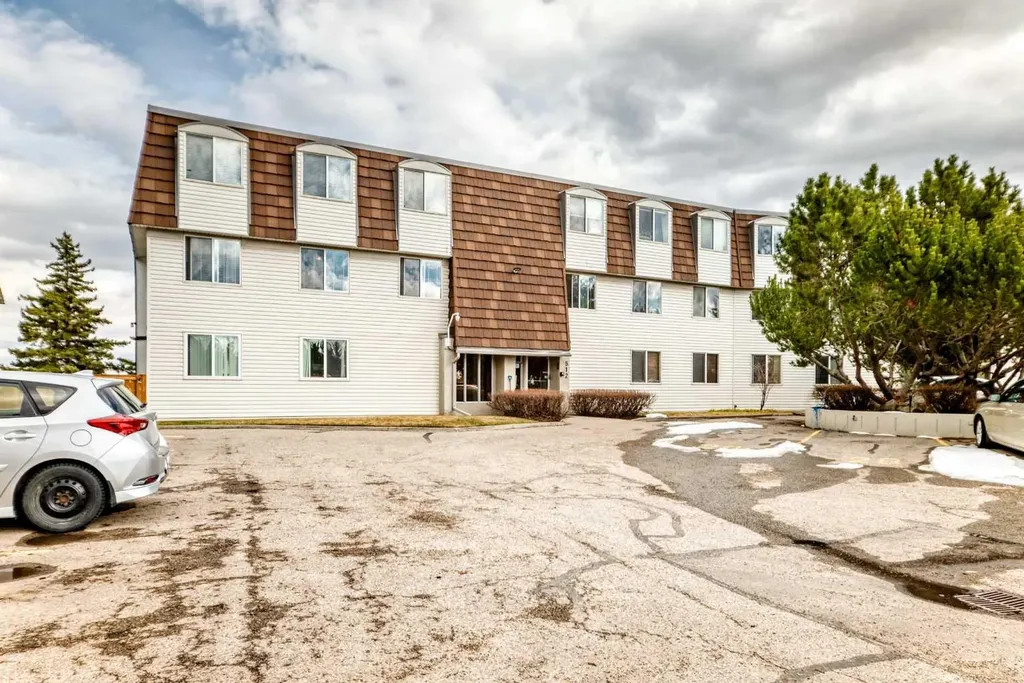 512 Cedar Crescent SW Calgary AB T3C 2Y8