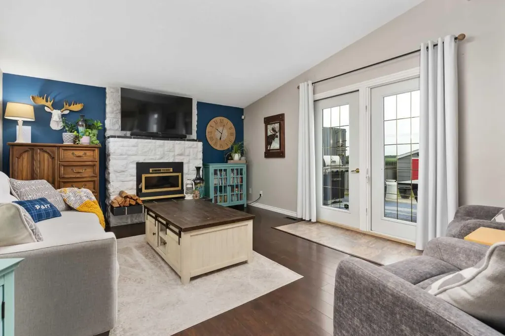 5228 59 Avenue Viking AB T0B 4N0