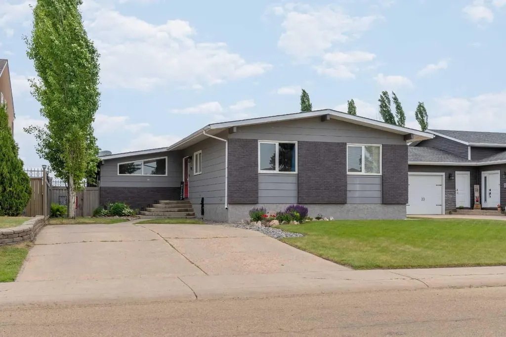 5228 59 Avenue Viking AB T0B 4N0