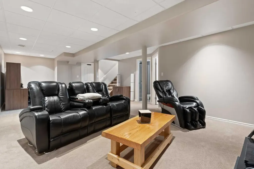 5228 59 Avenue Viking AB T0B 4N0