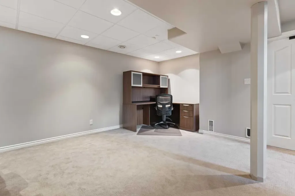 5228 59 Avenue Viking AB T0B 4N0