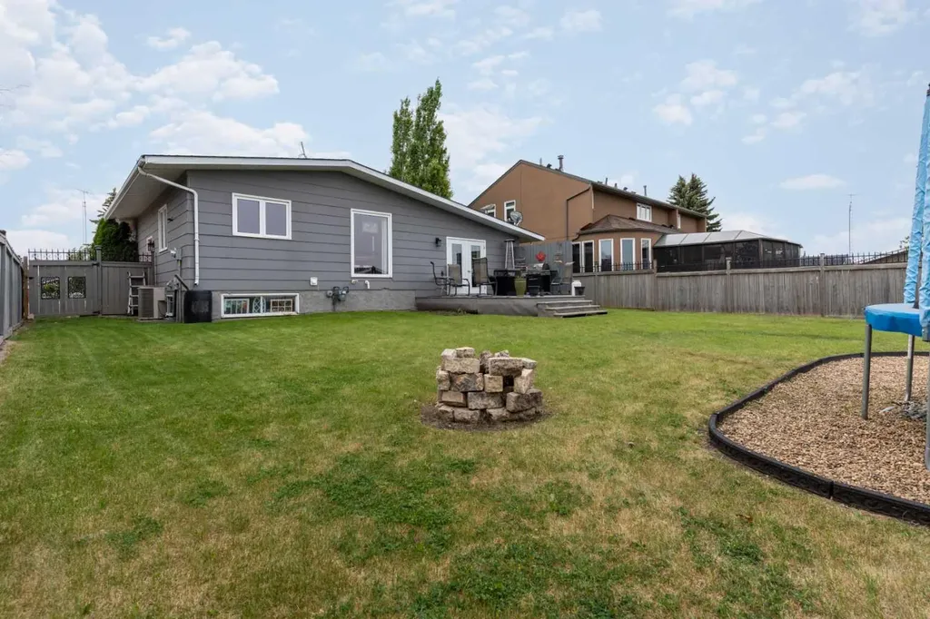 5228 59 Avenue Viking AB T0B 4N0