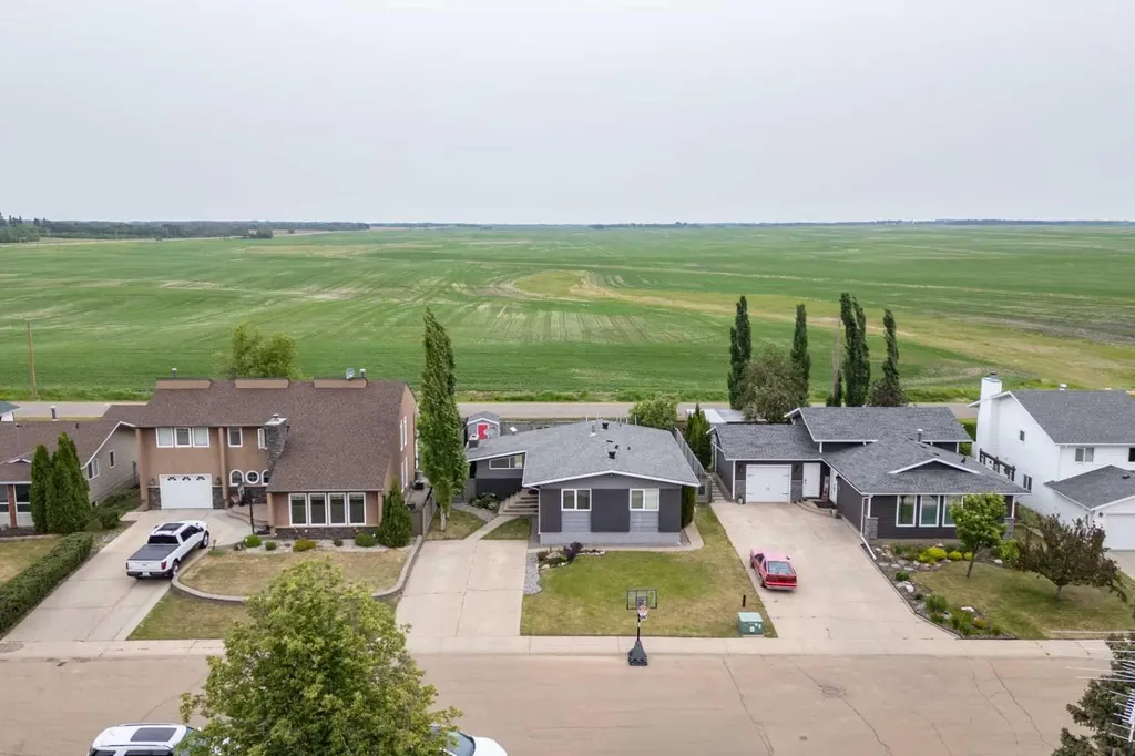 5228 59 Avenue Viking AB T0B 4N0