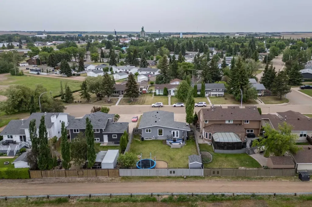 5228 59 Avenue Viking AB T0B 4N0