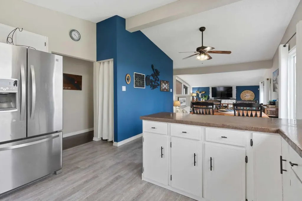 5228 59 Avenue Viking AB T0B 4N0