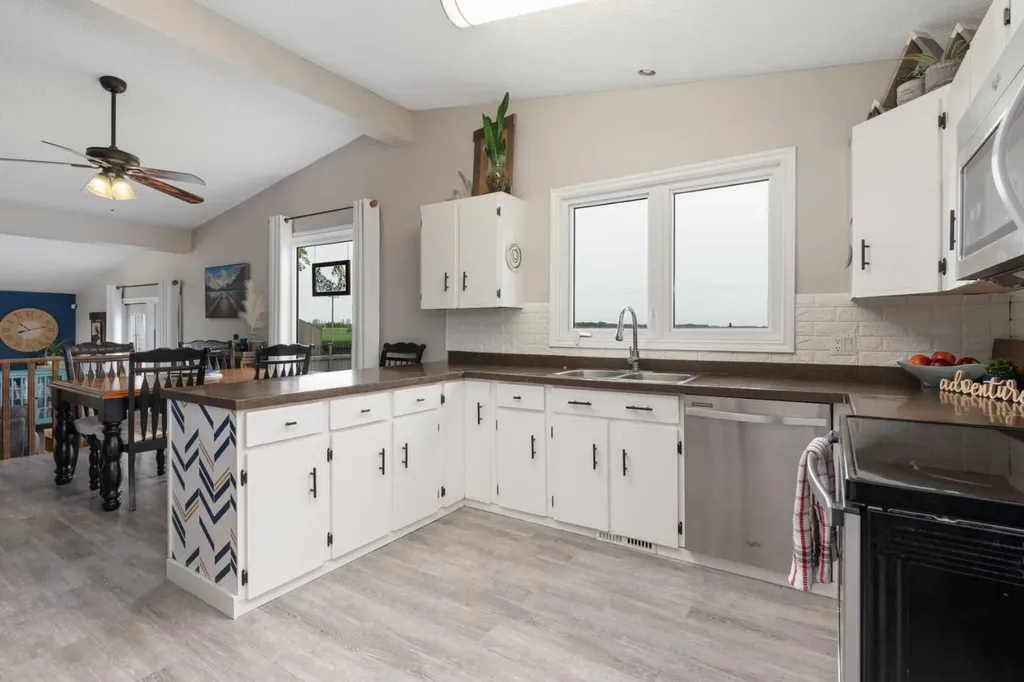 5228 59 Avenue Viking AB T0B 4N0