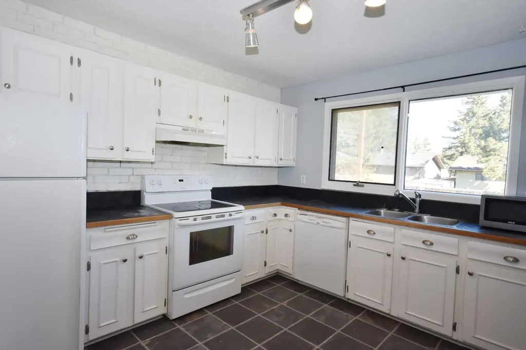2604 106 Avenue SW Calgary AB T2W 2J1