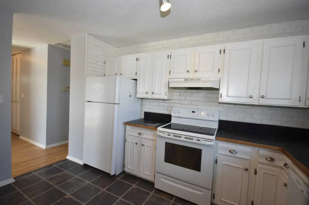 2604 106 Avenue SW Calgary AB T2W 2J1