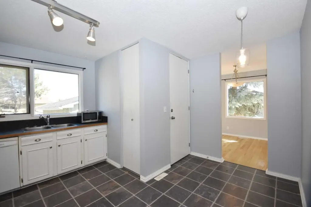 2604 106 Avenue SW Calgary AB T2W 2J1