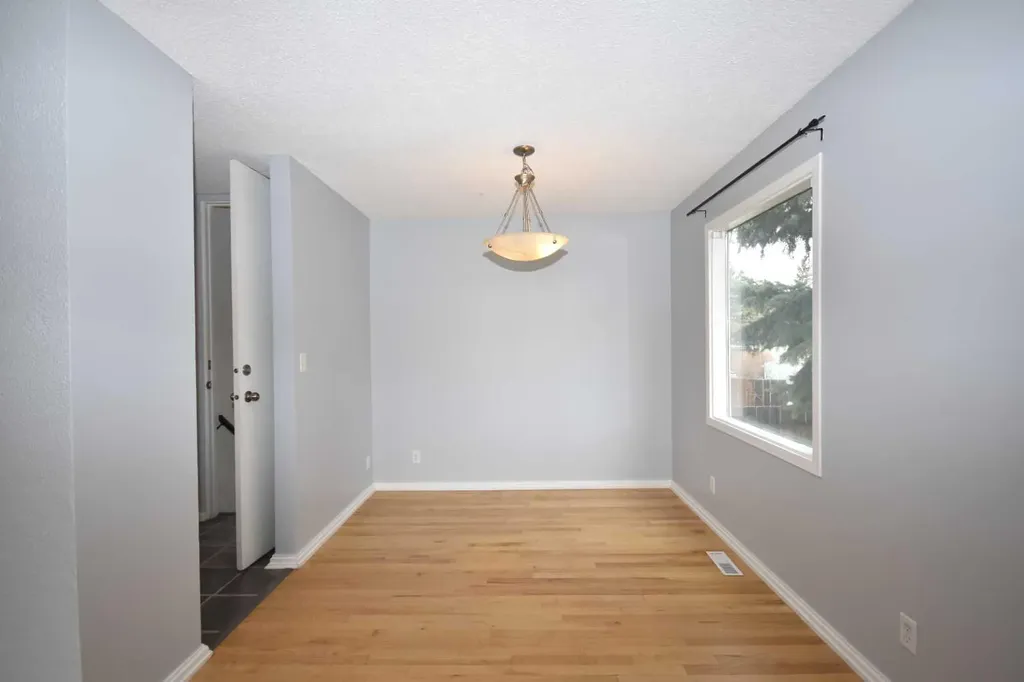 2604 106 Avenue SW Calgary AB T2W 2J1