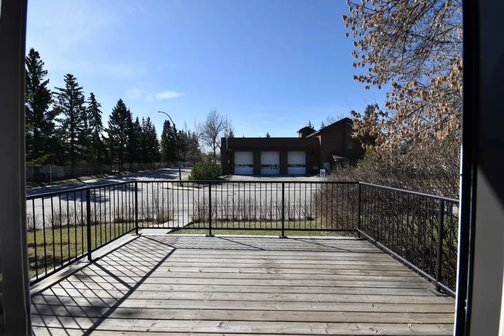 2604 106 Avenue SW Calgary AB T2W 2J1
