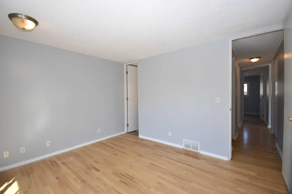 2604 106 Avenue SW Calgary AB T2W 2J1