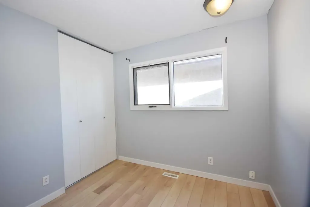2604 106 Avenue SW Calgary AB T2W 2J1
