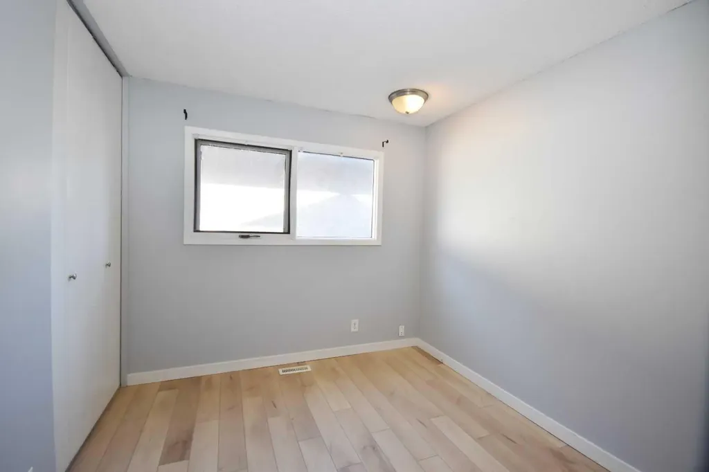 2604 106 Avenue SW Calgary AB T2W 2J1