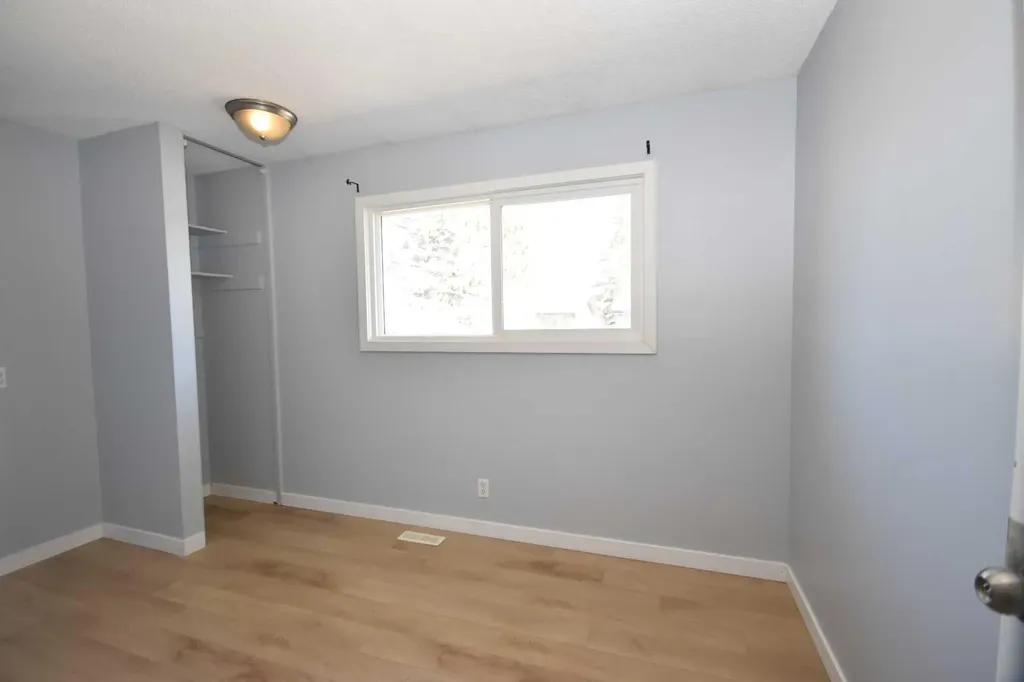 2604 106 Avenue SW Calgary AB T2W 2J1