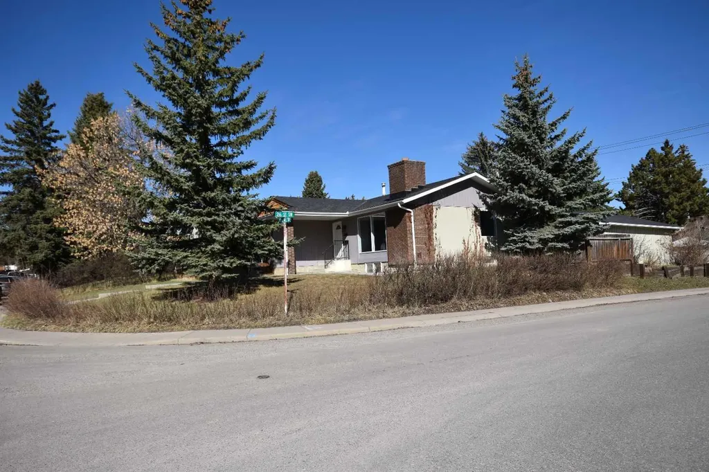 2604 106 Avenue SW Calgary AB T2W 2J1