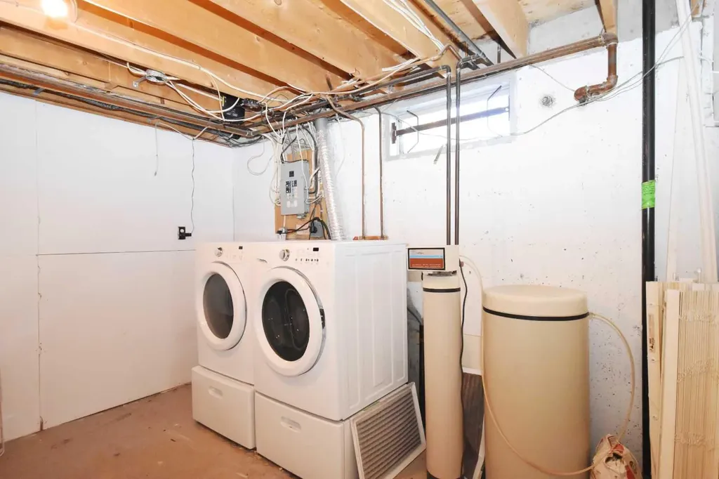 2604 106 Avenue SW Calgary AB T2W 2J1