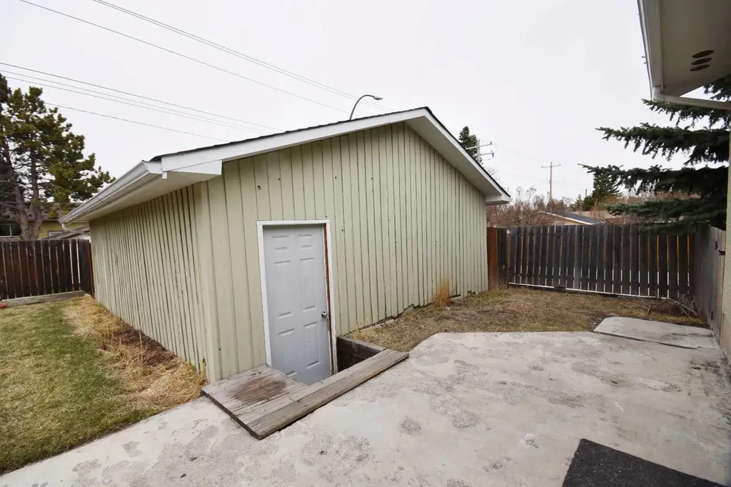 2604 106 Avenue SW Calgary AB T2W 2J1