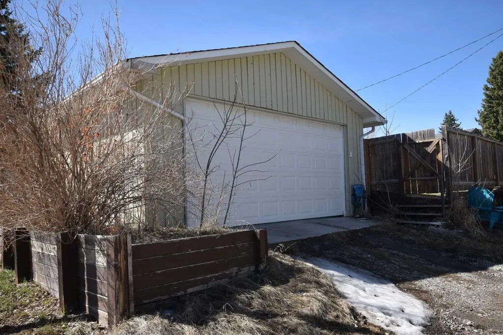 2604 106 Avenue SW Calgary AB T2W 2J1