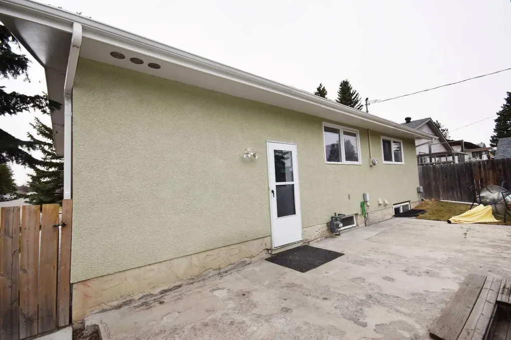2604 106 Avenue SW Calgary AB T2W 2J1