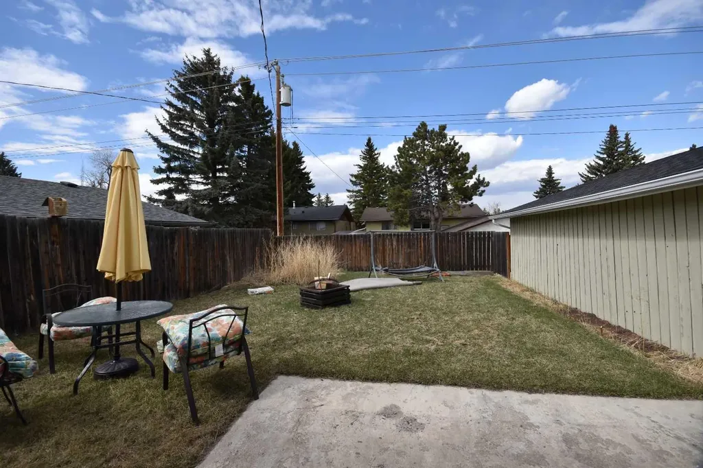 2604 106 Avenue SW Calgary AB T2W 2J1