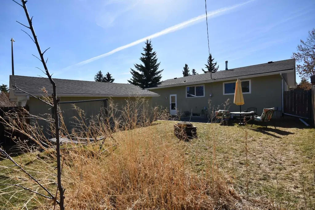 2604 106 Avenue SW Calgary AB T2W 2J1