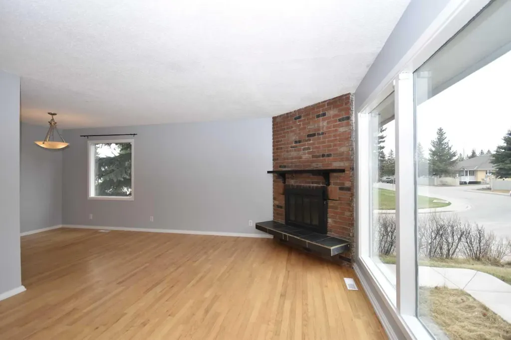 2604 106 Avenue SW Calgary AB T2W 2J1