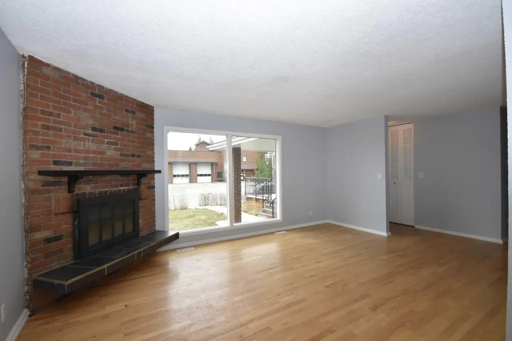 2604 106 Avenue SW Calgary AB T2W 2J1