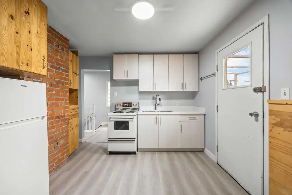 528 21 Avenue SW Calgary AB T2S 0H1