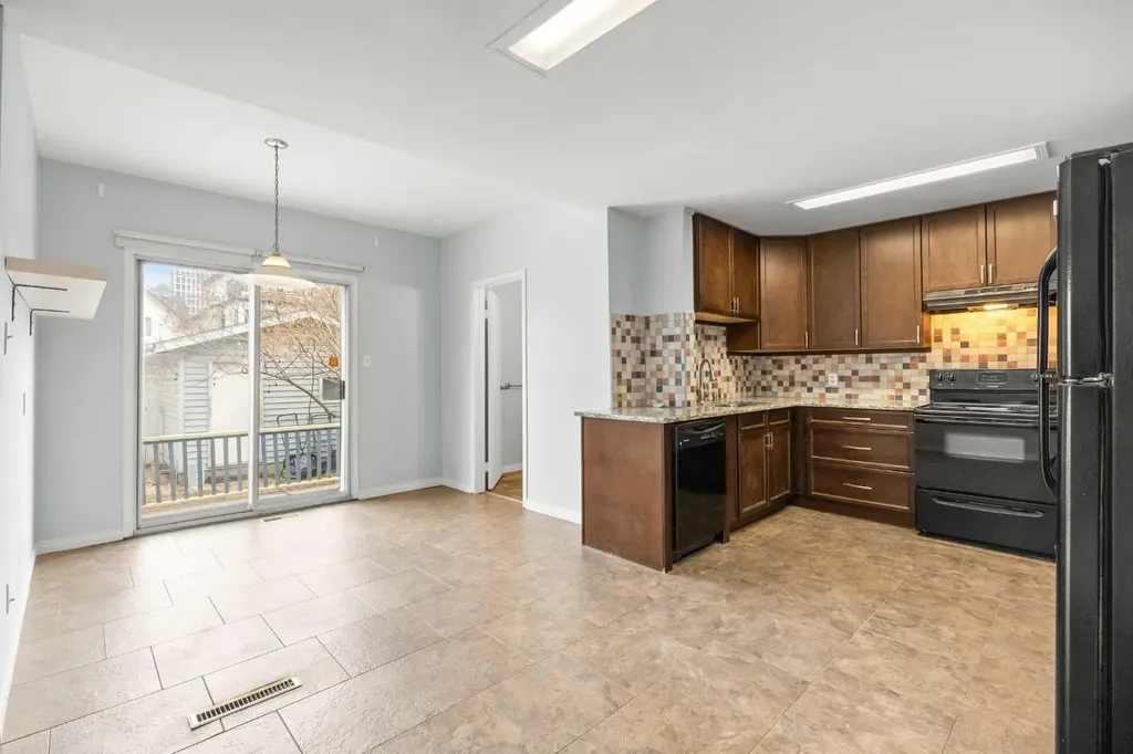 528 21 Avenue SW Calgary AB T2S 0H1